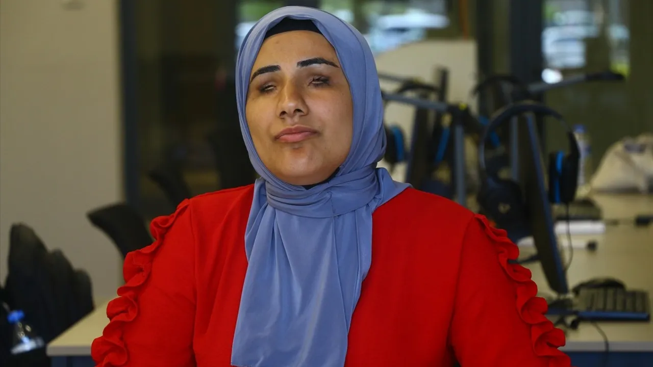 Görme Engelli Güler Rümeysa Akkuş'un Kitaplarla Aydınlanma Hikayesi