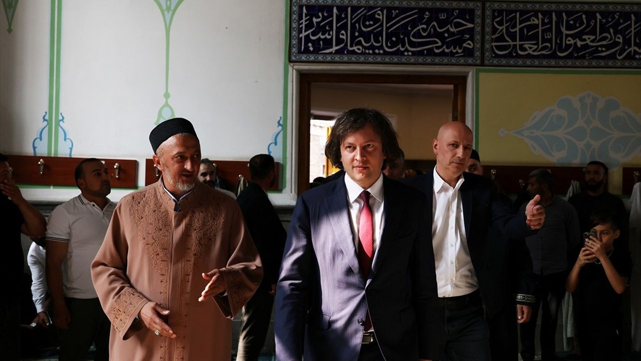 Gürcistan Başbakanı Kobakhidze, Kurban Bayramı'nı Tiflis Cuma Camisi'nde Kutladı