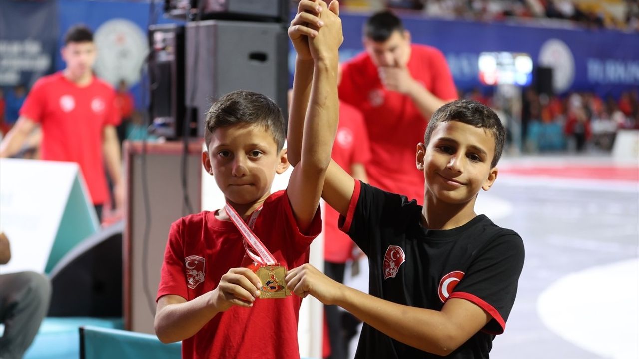 Güreşte Centilmenlik Örneği: Hükmen Galip Sporcu Rakibiyle Müsabaka Yaptı