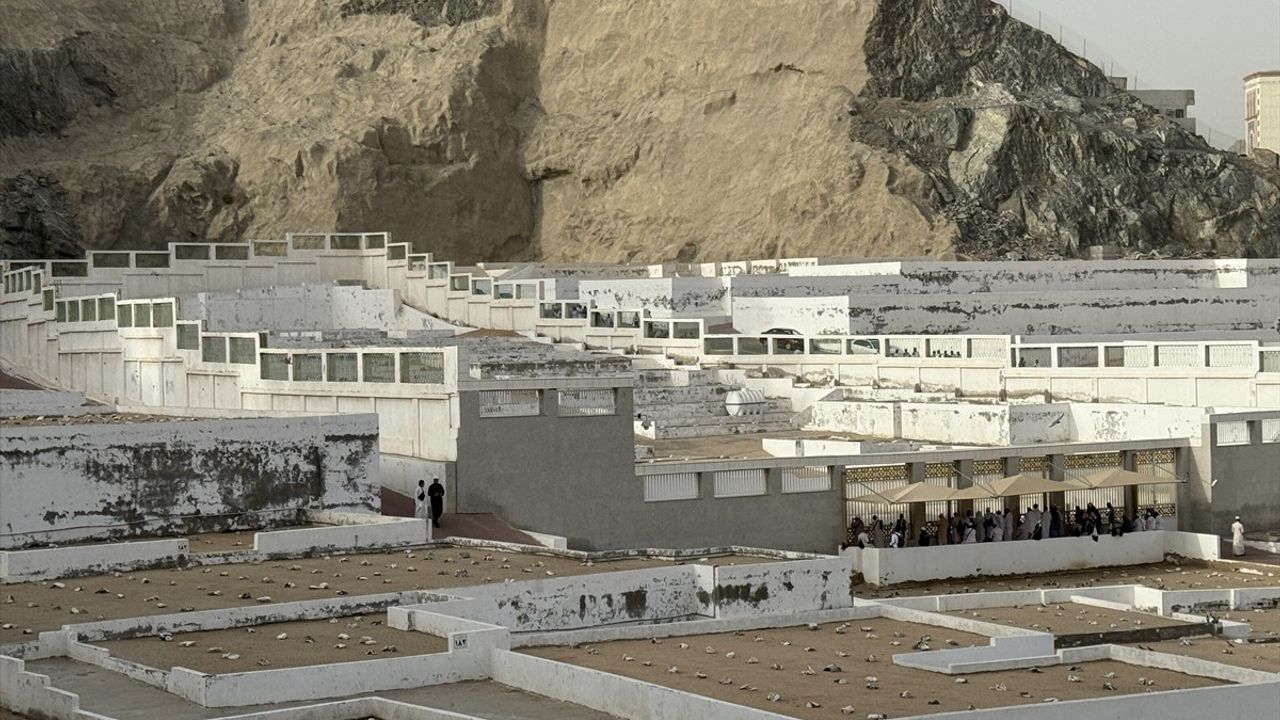 Hacı Adayları Mekke'deki Kutsal Alanları Ziyaret Ediyor