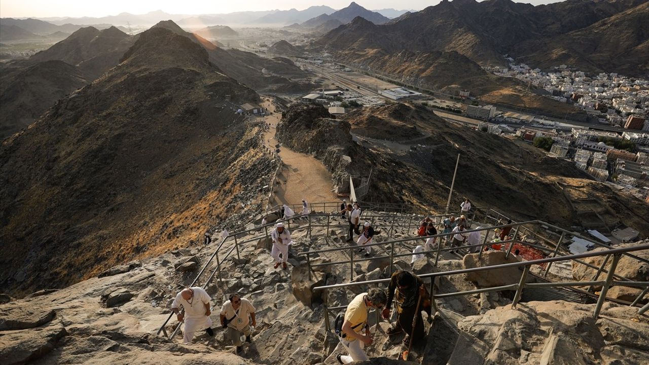 Hacı Adaylarının Hira Mağarası'na Zorlu Ziyareti ve Duygusal Anlar