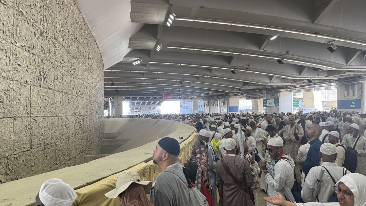 Hacılar Kurban Bayramı'nda Şeytan Taşlamaya Devam Ediyor