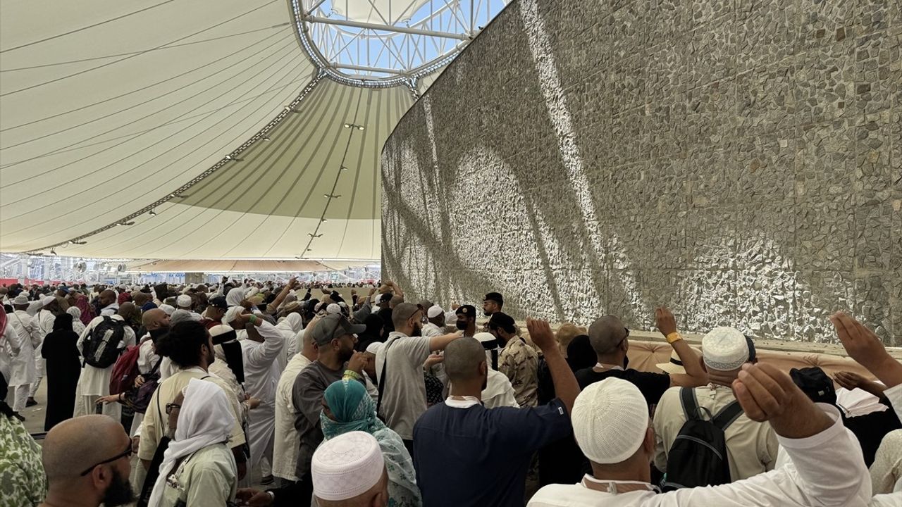 Hacılar, Kurban Bayramı'nın Üçüncü Gününde Şeytan Taşlamaya Devam Ediyor