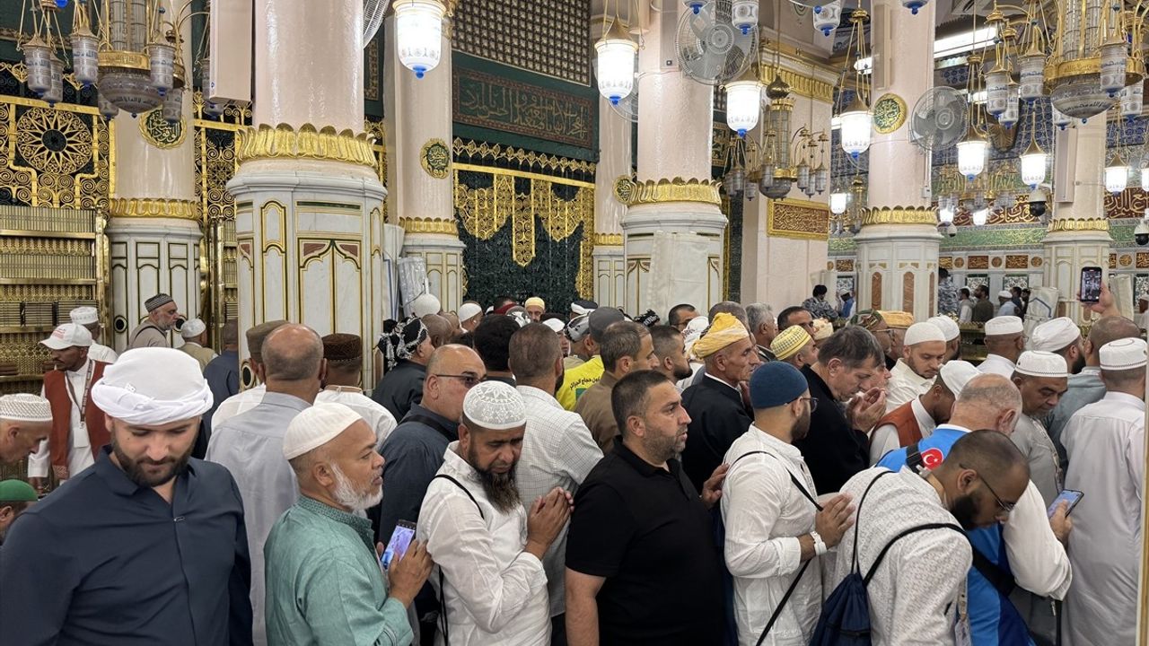 Hacılar, Mescid-i Nebevi'de İbadetleriyle Dikkat Çekiyor