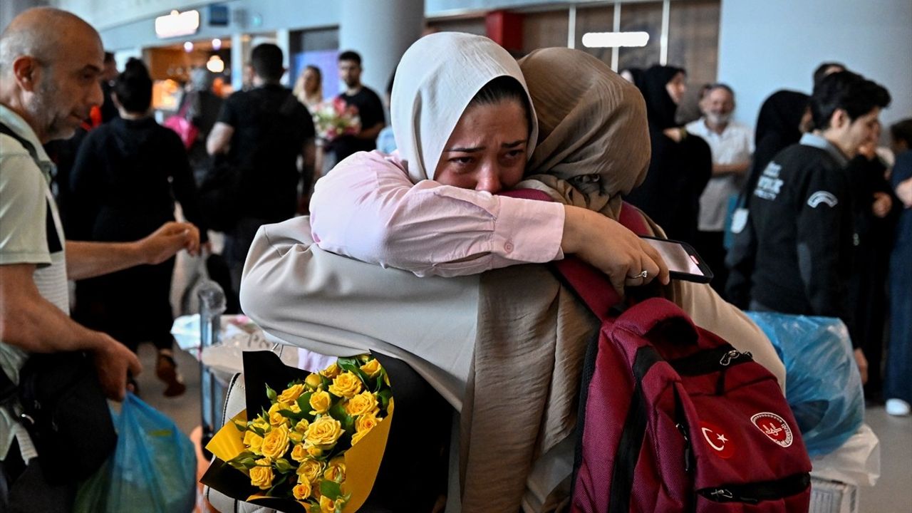 Hacılar Yurda Dönmeye Başladı: İlk Kafile İstanbul'a Ulaştı