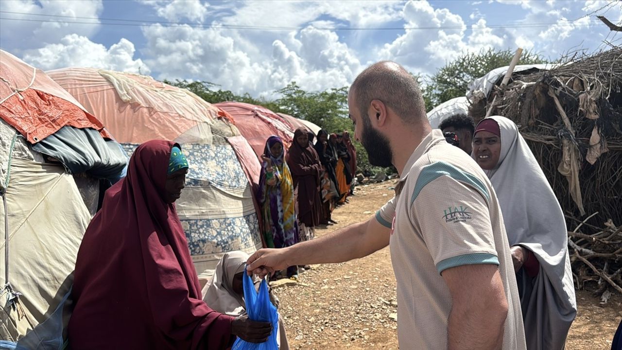 Hak İnsani Yardım Derneği, Somali'de Gıda ve Giyim Yardımı Yapıyor