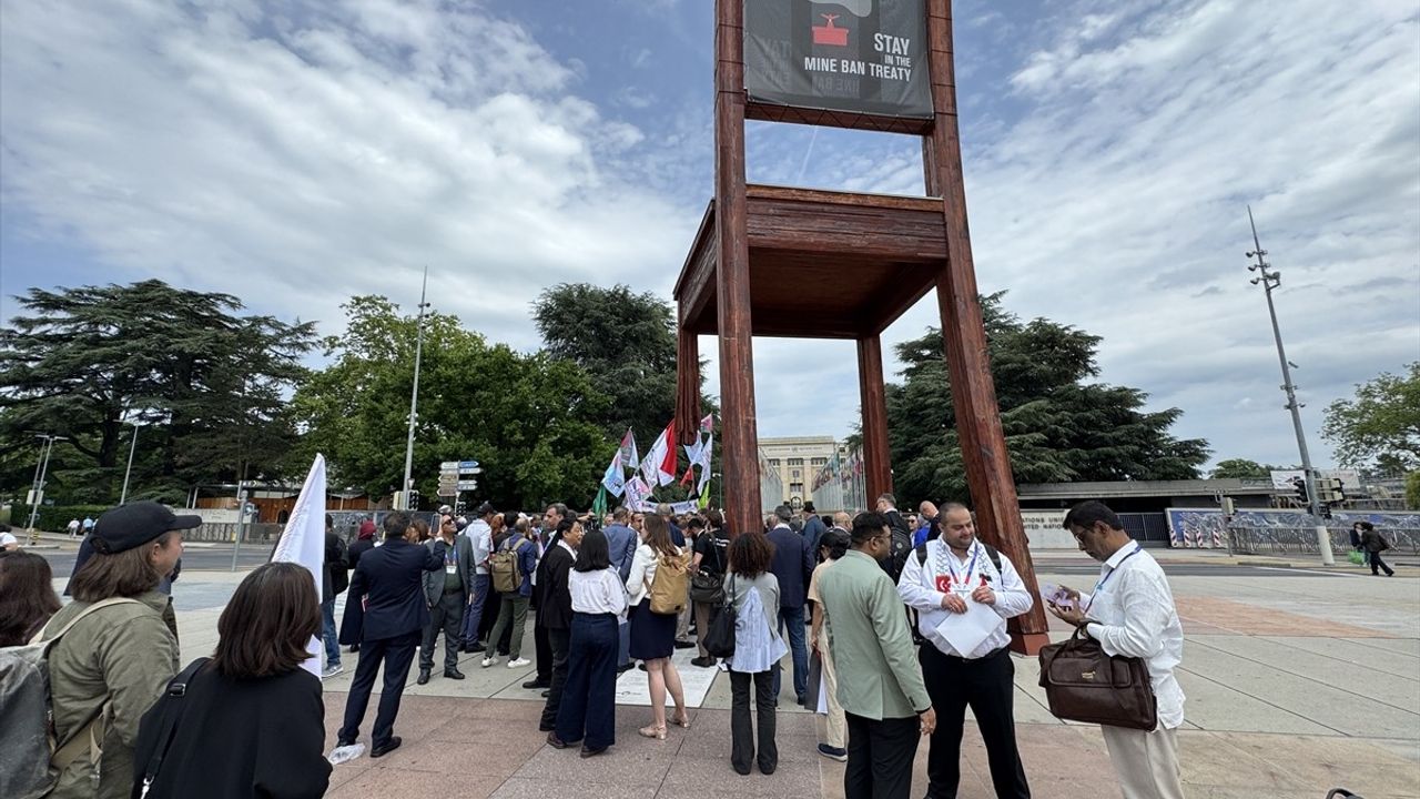 HAK-İŞ, BM Cenevre Ofisi Önünde Filistin'e Destek Gösterisi Düzenledi