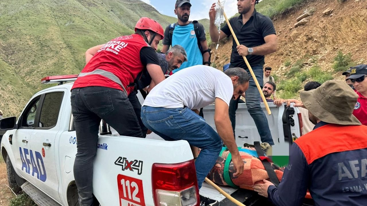 Hakkari'de Dağlık Alanda Düşen Kişi Hastaneye Kaldırıldı