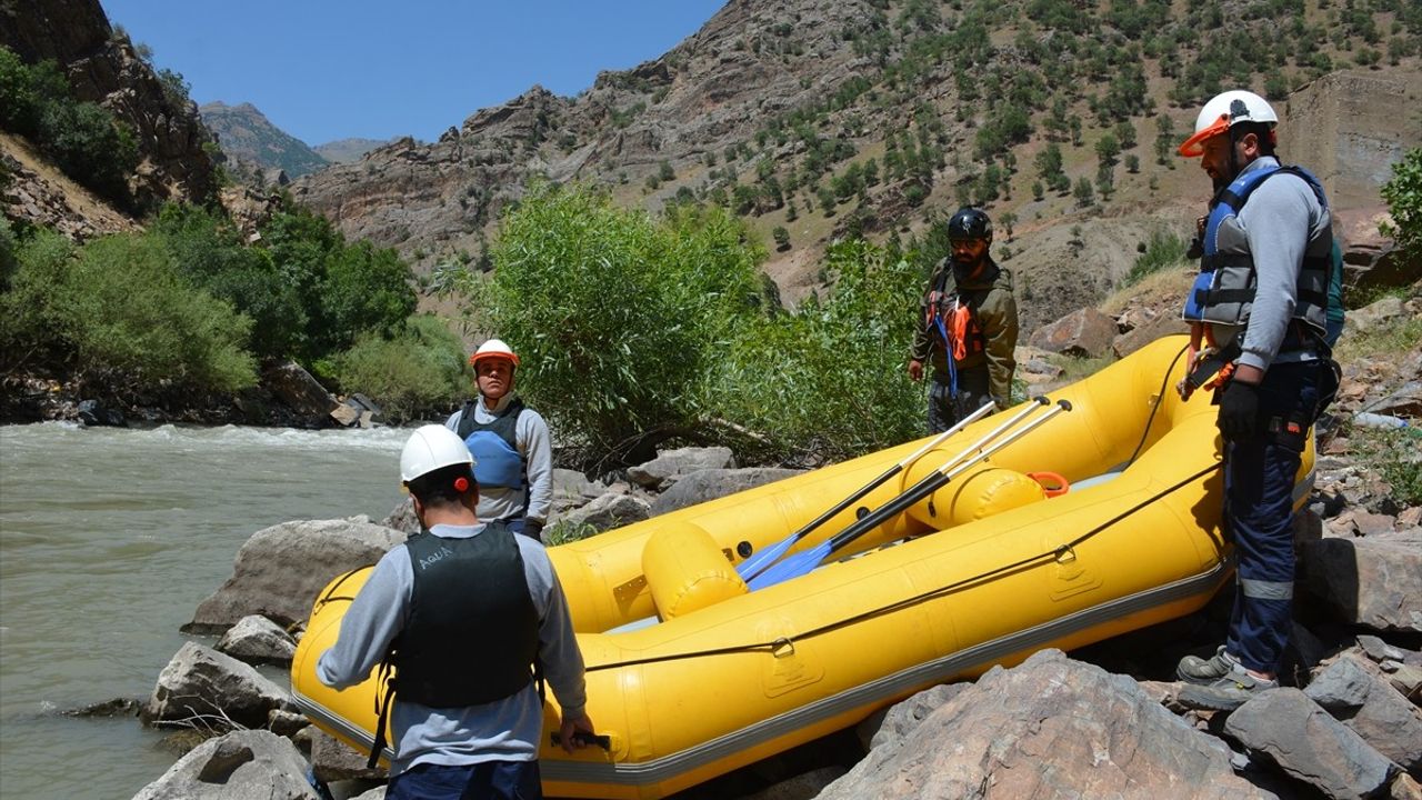 Hakkari'de Elektrik Arızası Rafting Botuyla Giderildi
