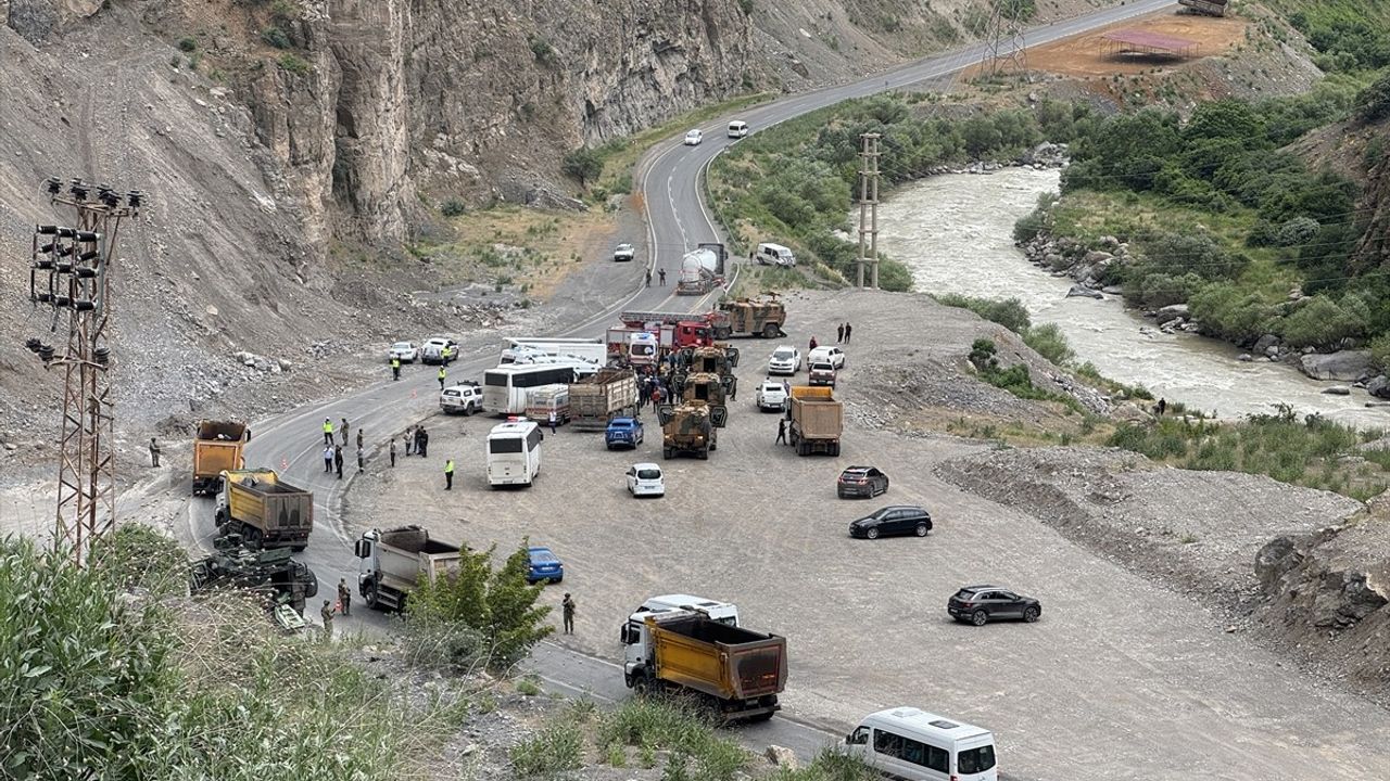 Hakkari'de Midibüs Devrildi: 12 Asker Hafif Yaralandı
