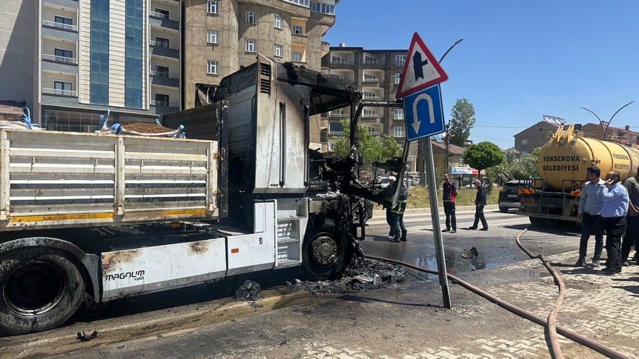 Hakkari Yüksekova'da Seyir Halindeki Tırın Çekicisinde Yangın Çıktı