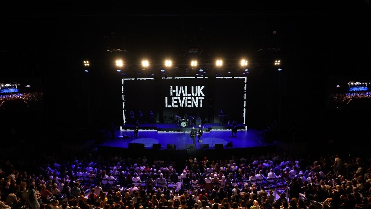 Haluk Levent, 30. Sanat Yılını Harbiye'de Coşkuyla Kutladı