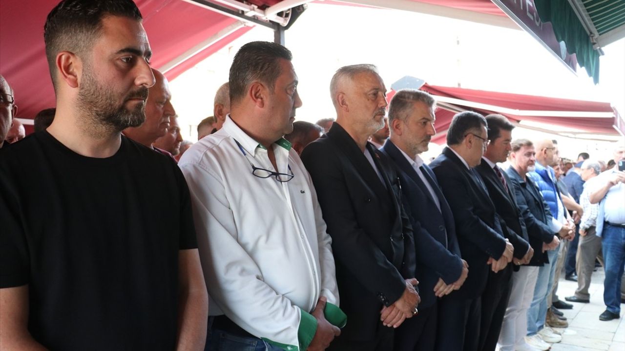 Hami Mandıralı'nın Kayınpederi Süleyman Şahinoğlu Trabzon'da Son Yolculuğuna Uğurlandı