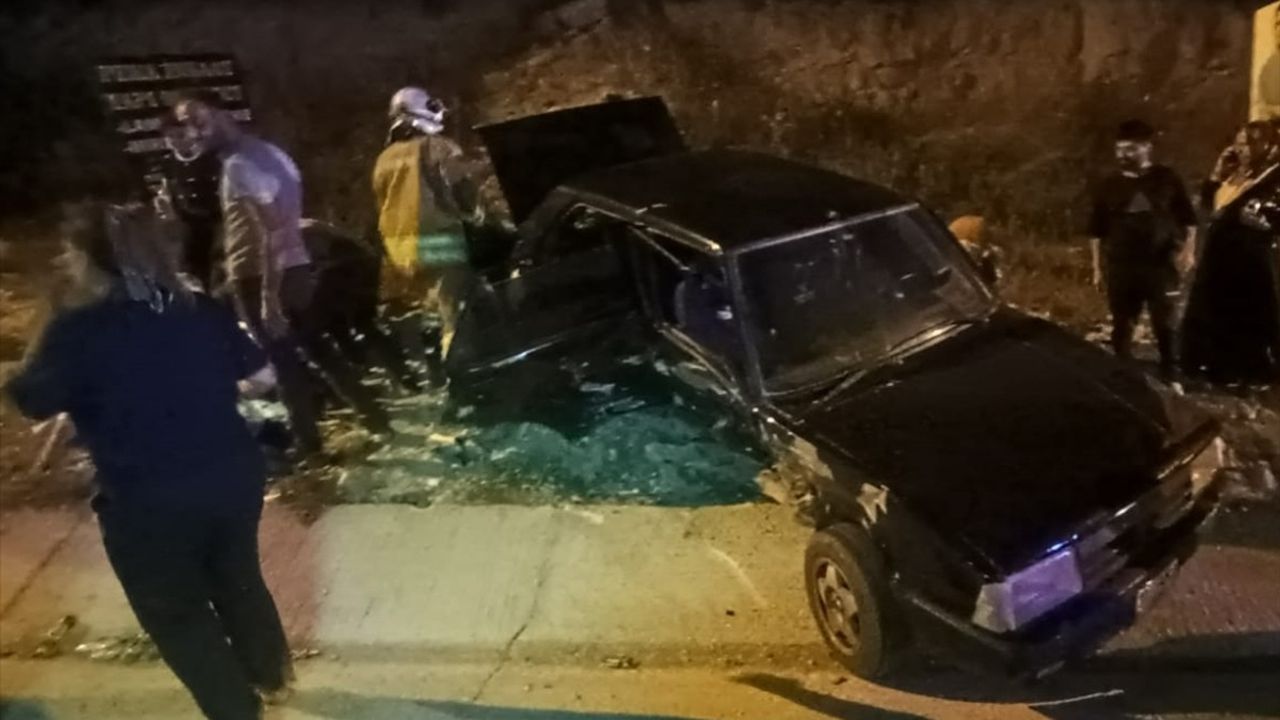 Hatay'da İki Otomobil Çarpıştı: 6 Yaralı