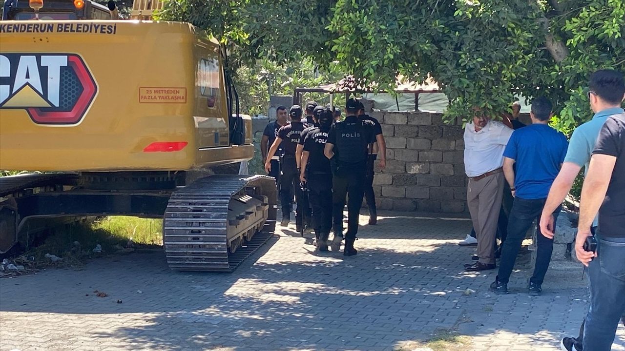 Hatay'da Kaçak Yapının Yıkımı Sırasında Arbede: 1 Yaralı, 2 Gözaltı