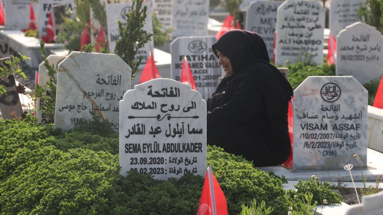 Hatay'da Kurban Bayramı'nda Narlıca Deprem Mezarlığı Ziyareti