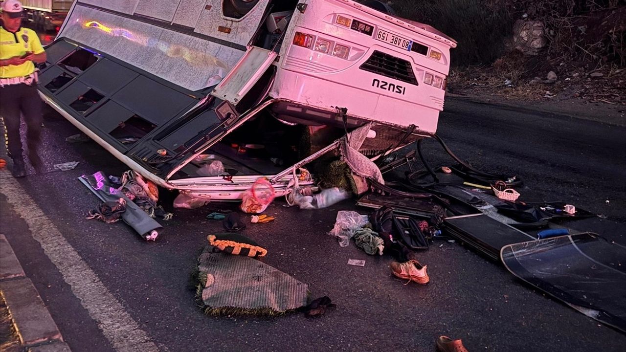 Hatay'da Tarım İşçilerini Taşıyan Midibüs Devrildi, 25 Yaralı