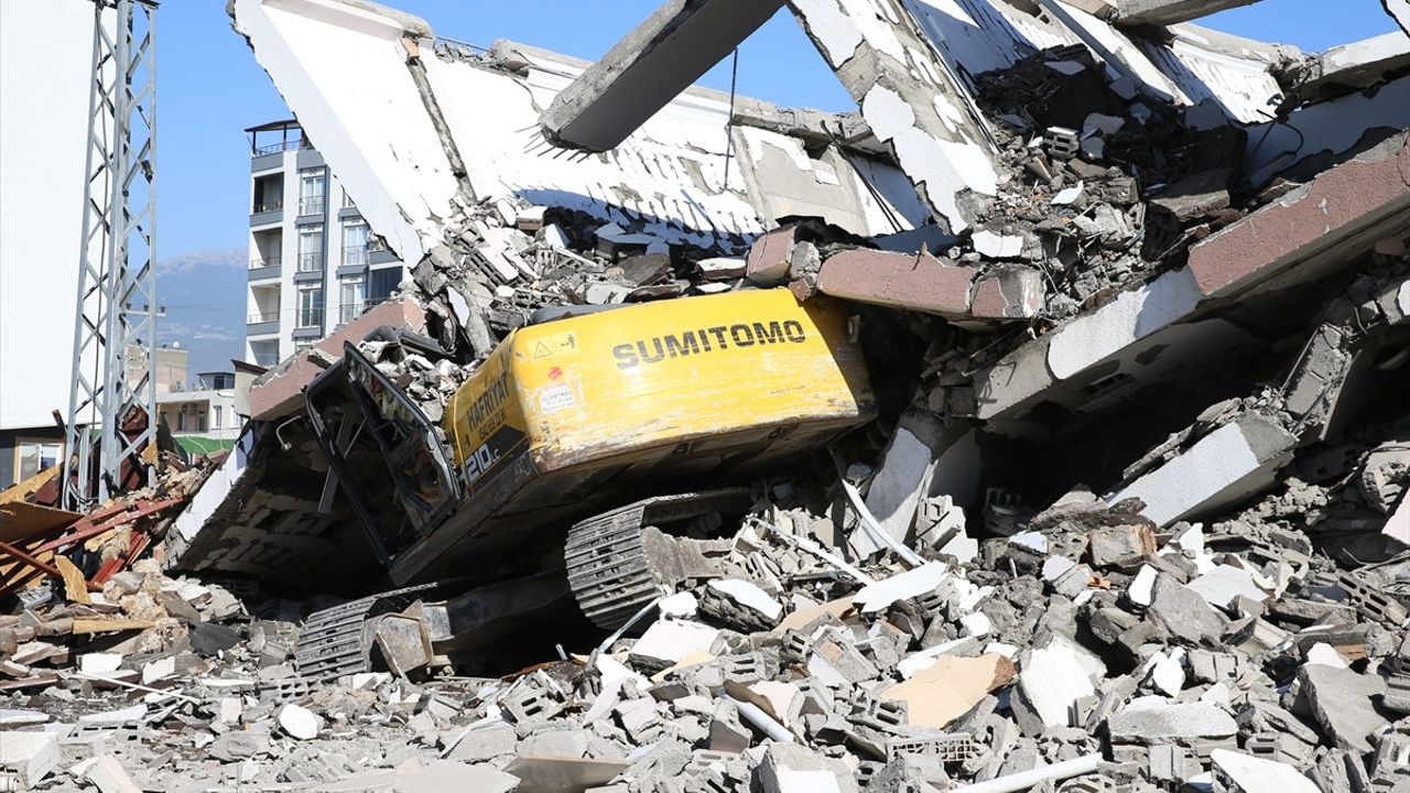 Hatay'da Yıkım Sırasında Bina İş Makinesinin Üzerine Çöktü: Bir Yaralı