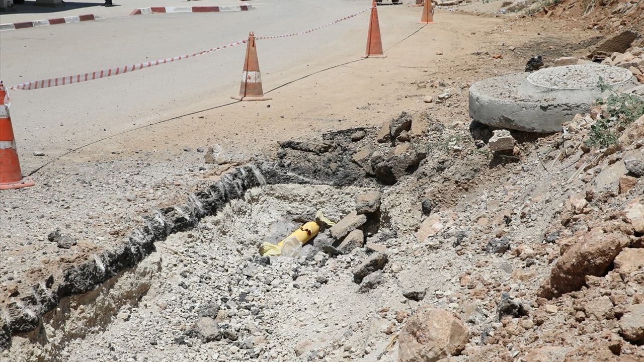 Hatay'da Yol Çalışması Sırasında Doğal Gaz Borusu Delindi