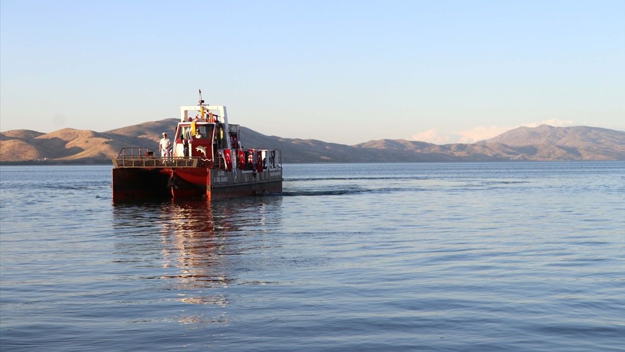 Hazar Gölü'nde Yeni Deniz Temizleme Aracı Hizmete Girdi