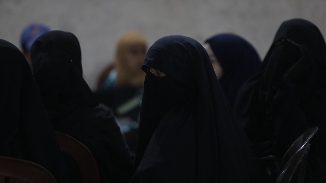 Hol Kampı'ndan İlk Suriyeli Aileler Tahliye Edildi