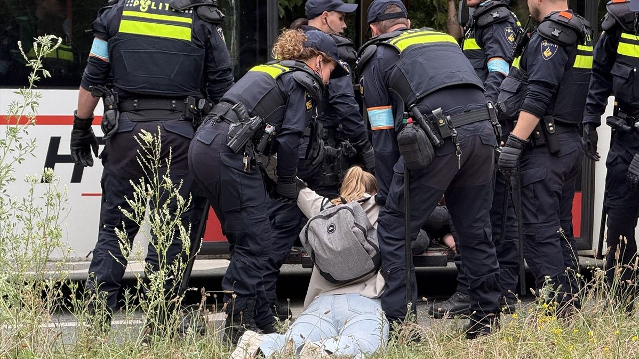 Hollanda'da NATO Zirvesi Protestolarına Polis Müdahalesi