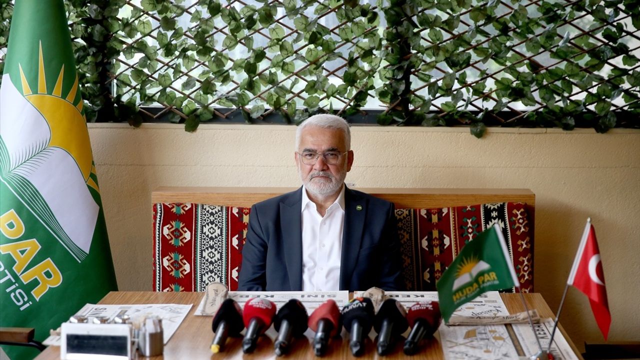 HÜDA PAR Genel Başkanı Zekeriya Yapıcıoğlu, Kayseri'de Anayasa Değişikliği Üzerine Konuştu
