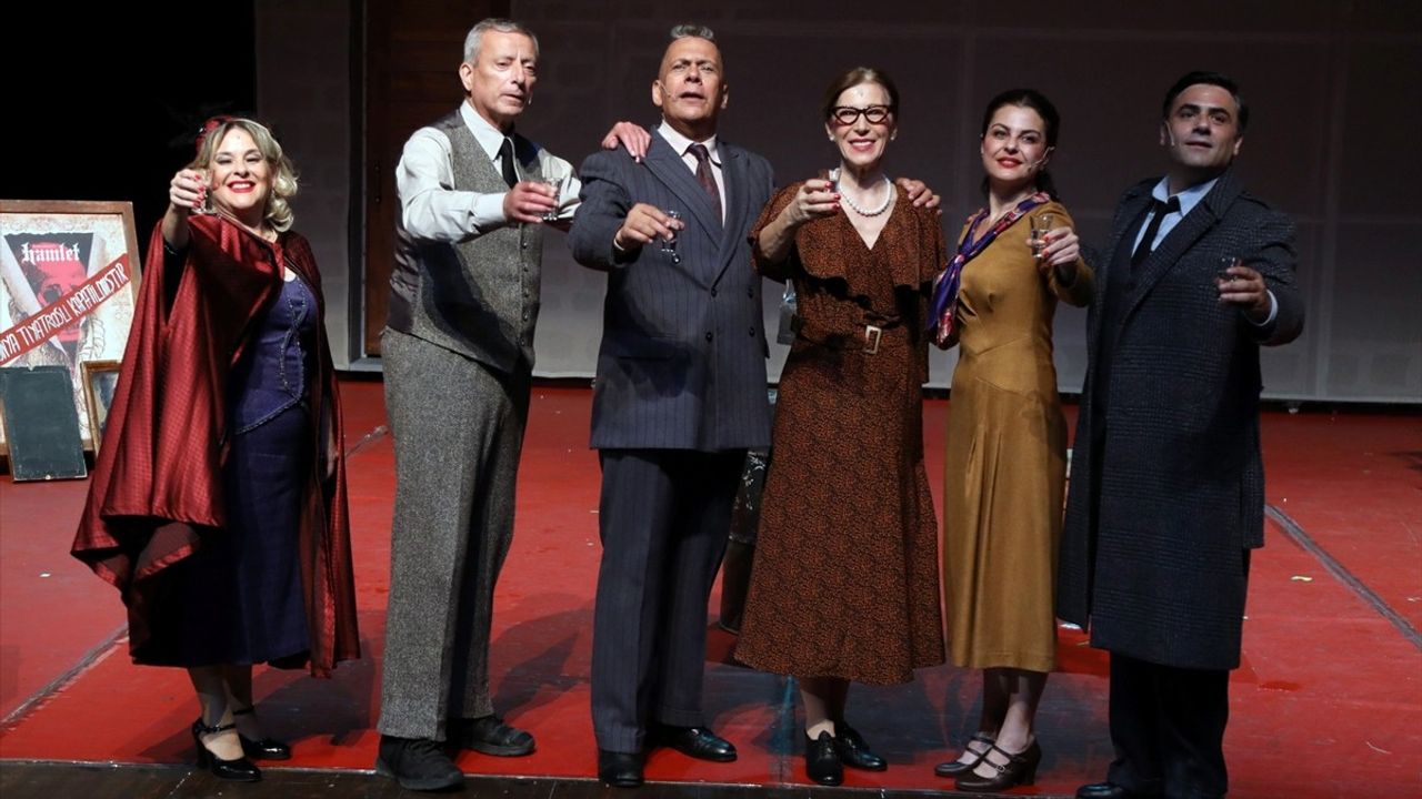 İBB Şehir Tiyatrolarının 'Yaşamak mı Yoksa Ölmek mi' Oyunu KKTC'de Sahnelendi