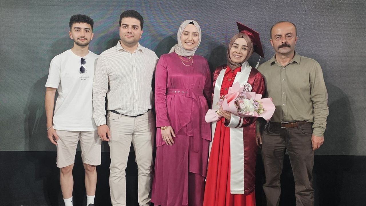 İki Çocuk Annesi 44 Yaşındaki Ümmü Gemici, Üniversiteden Birincilikle Mezun Oldu