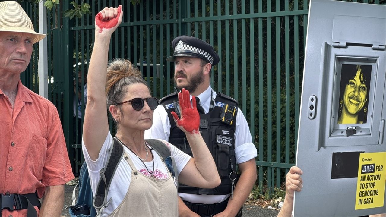 İngiltere'de İsrailli Silah Şirketine Yönelik Aktivistlerin Mahkeme Önünde Destek Eylemi