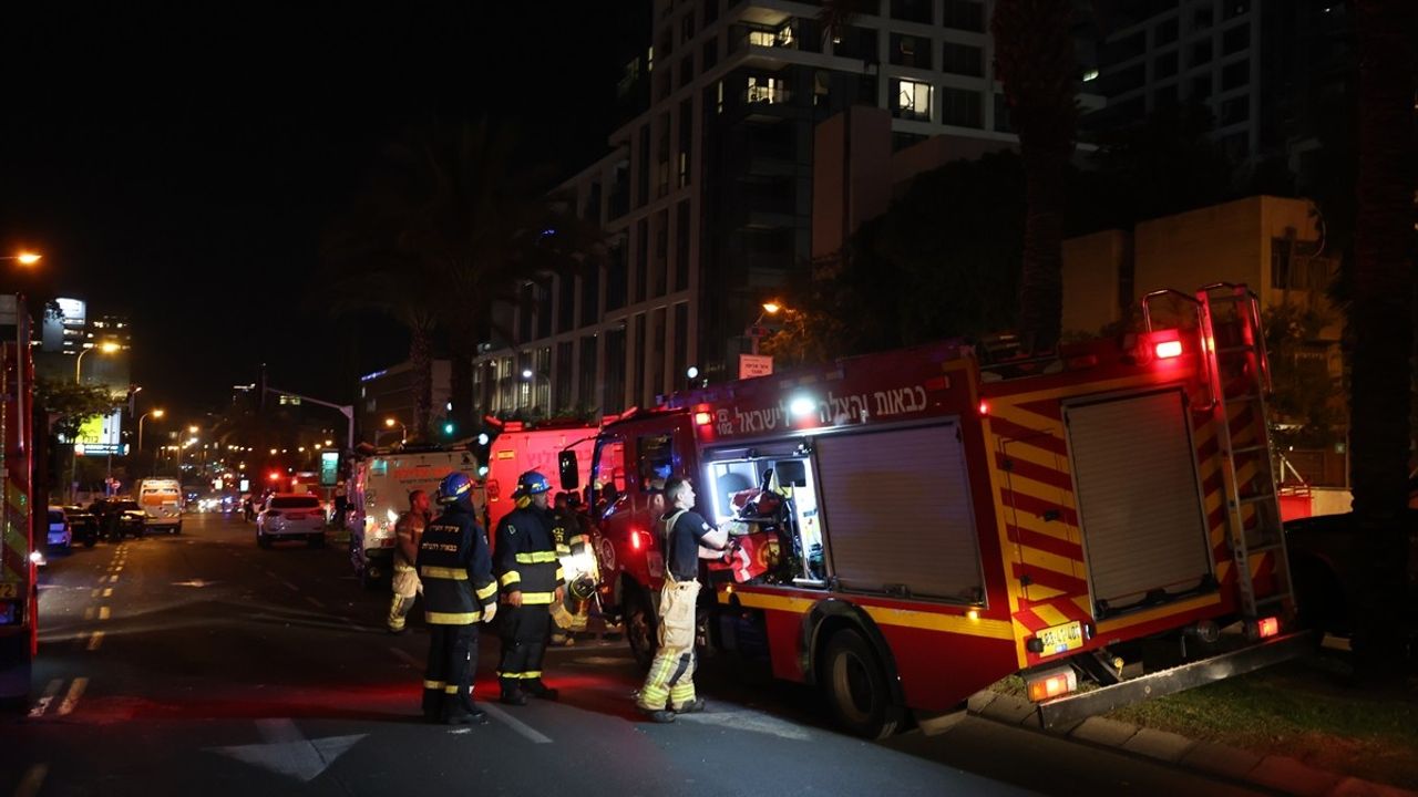 İran Füzesi Tel Aviv'deki Savunma Bakanlığı'na Yakın Bir Noktayı Vurdu