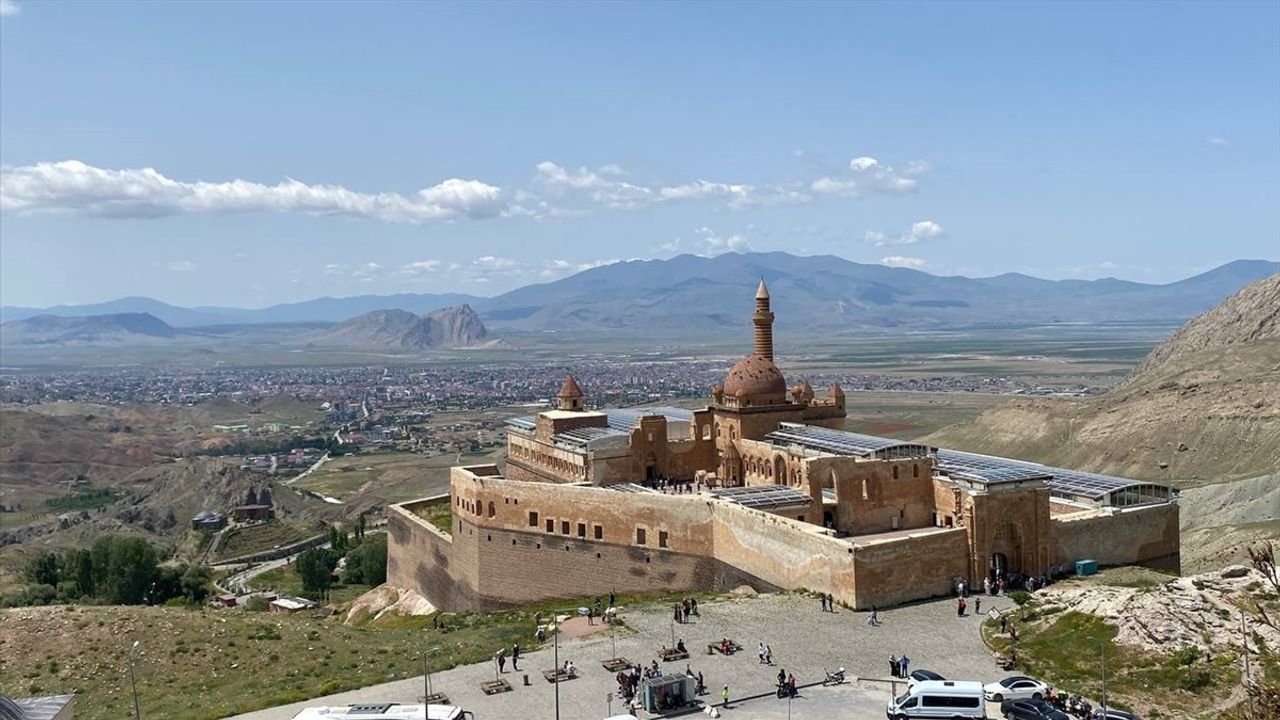 İshak Paşa Sarayı Bayramda Ziyaretçi Akınına Uğruyor