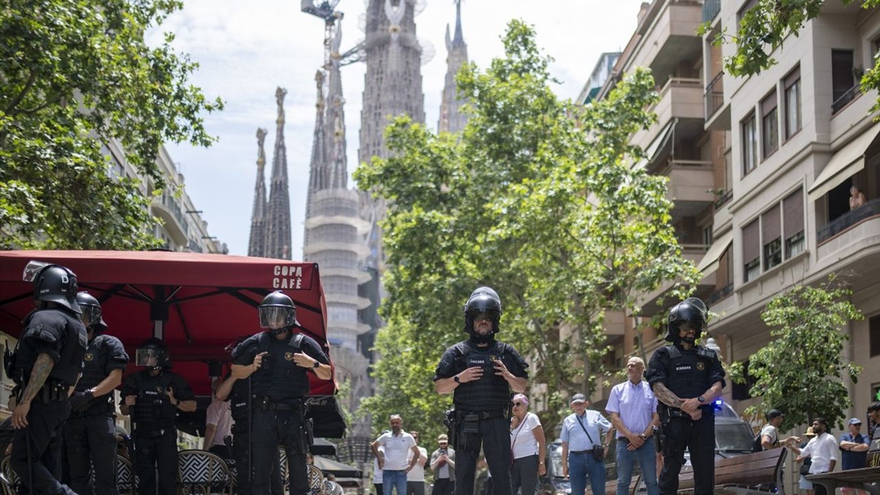 İspanyol Vatandaşlar, Mevcut Turizm Modelini Protesto Ediyor