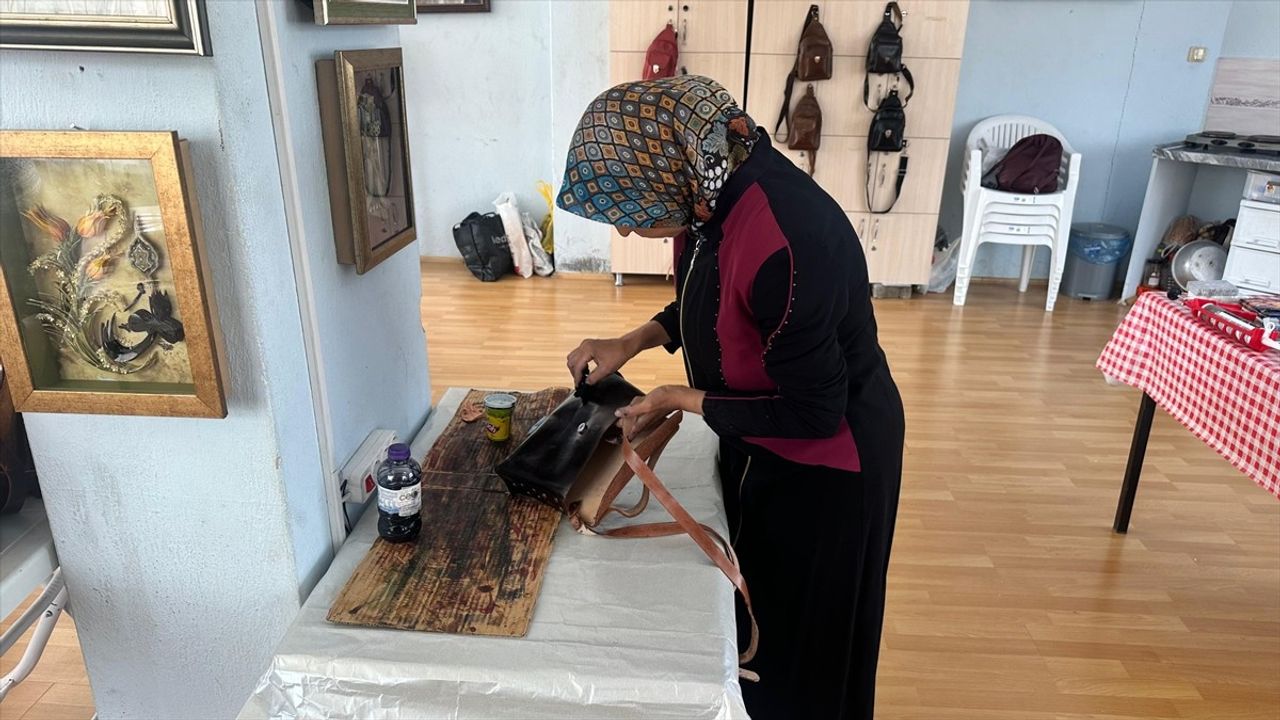 Isparta'da Geleneksel Deri İşlemeciliği Yaşatılıyor