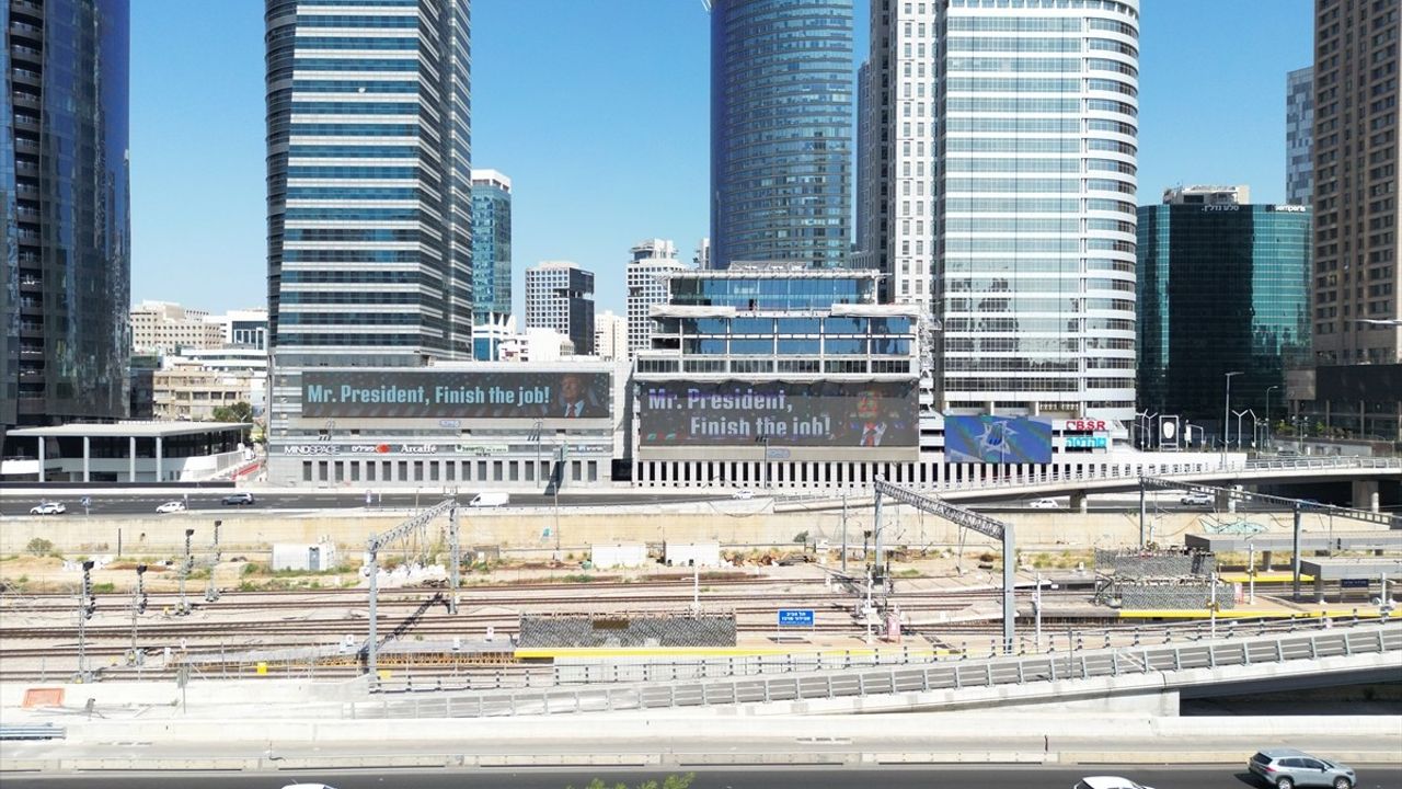 İsrail'de Trump'a 'Bay Başkan, işi bitir' Pankartı Asıldı