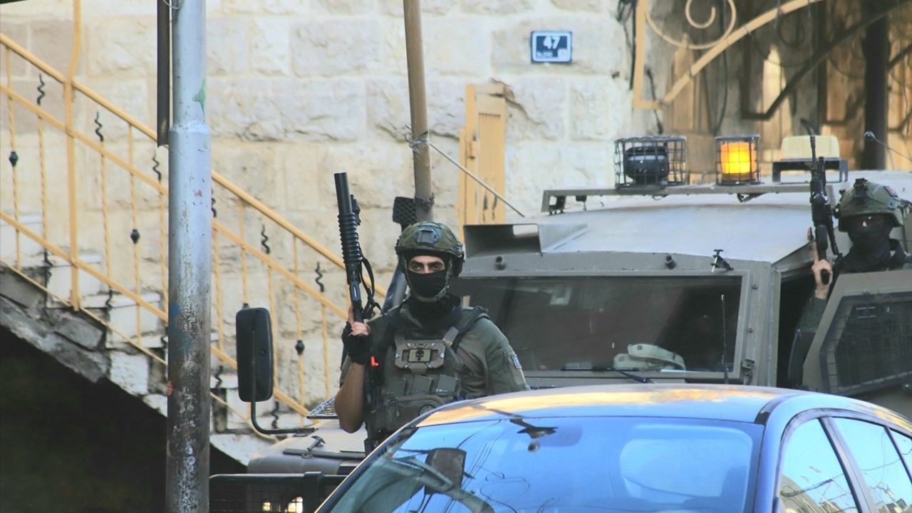 İsrail, El Halil Kenti'nde Filistinli Esnafa Baskın Düzenledi