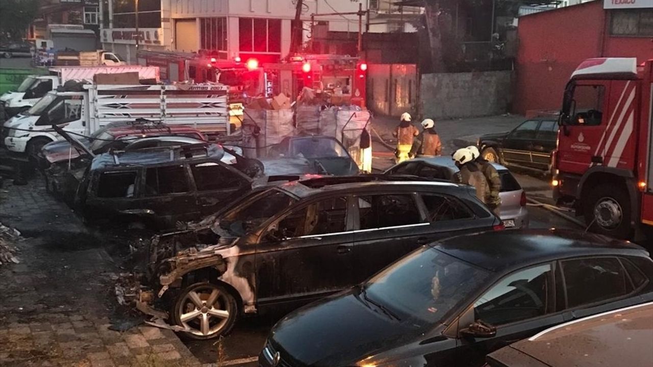 İstanbul Ataşehir'de 10 Aracın Kundaklanması Olayında 2 Zanlı Yakalandı