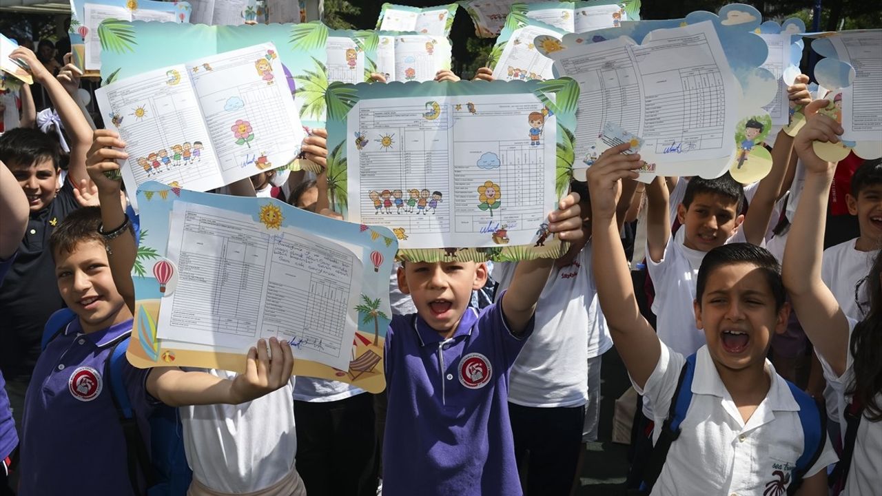 İstanbul'da 2.8 Milyon Öğrenci Karnelerini Alarak Tatil Başladı