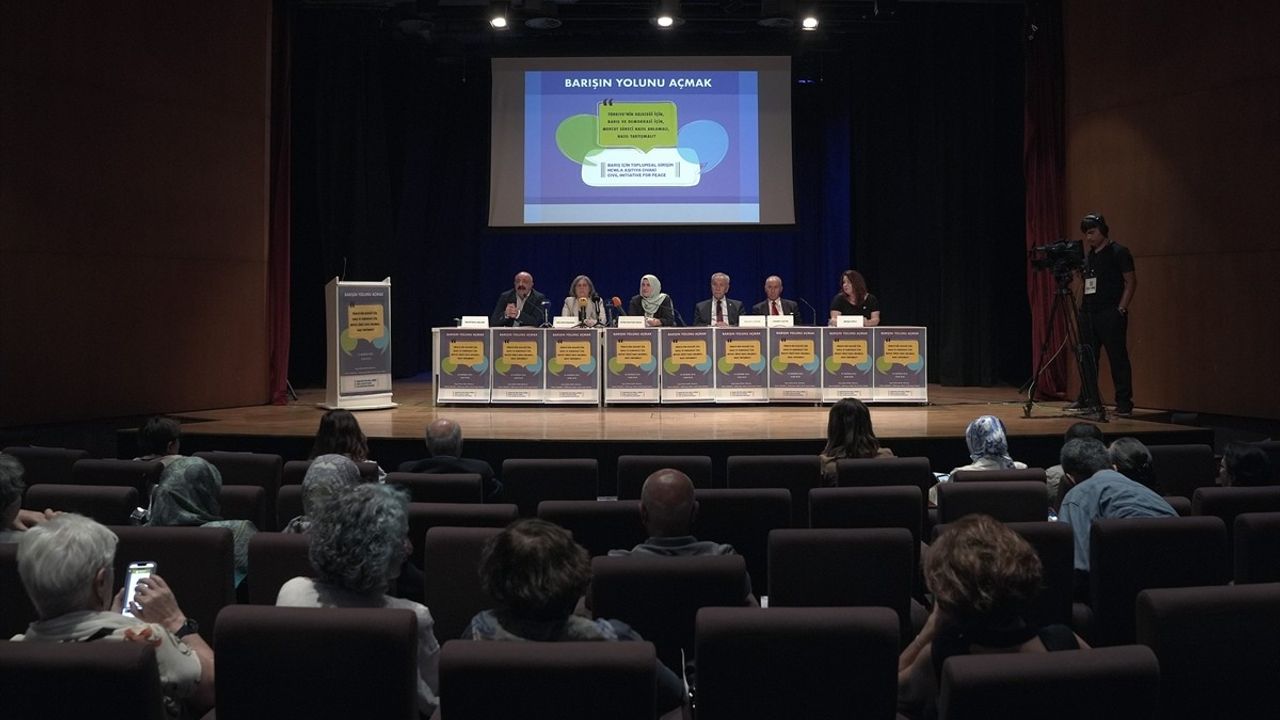 İstanbul'da 'Barışın Yolunu Açmak' Konferansı Düzenlendi