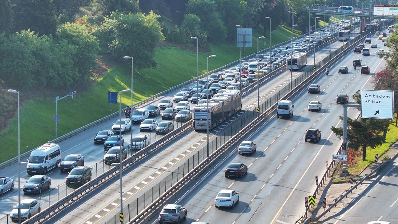 İstanbul'da Haftanın İlk İş Gününde Trafik Yoğunluğu Artıyor