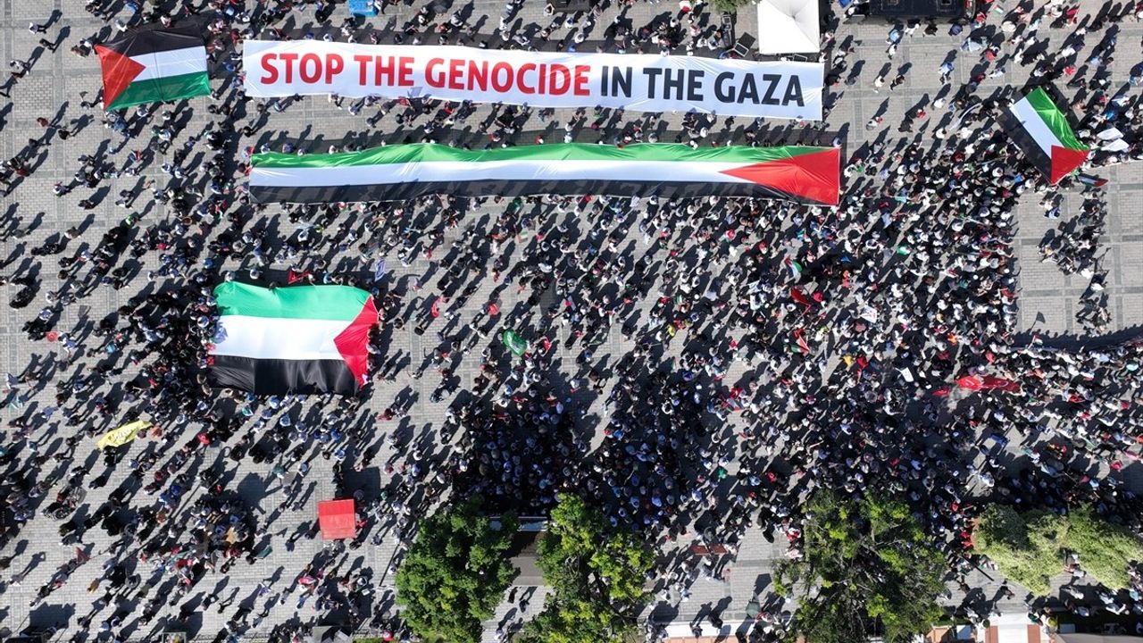 İstanbul'da 'Her adım Gazze ve Kudüs için' Yürüyüşü Düzenlendi