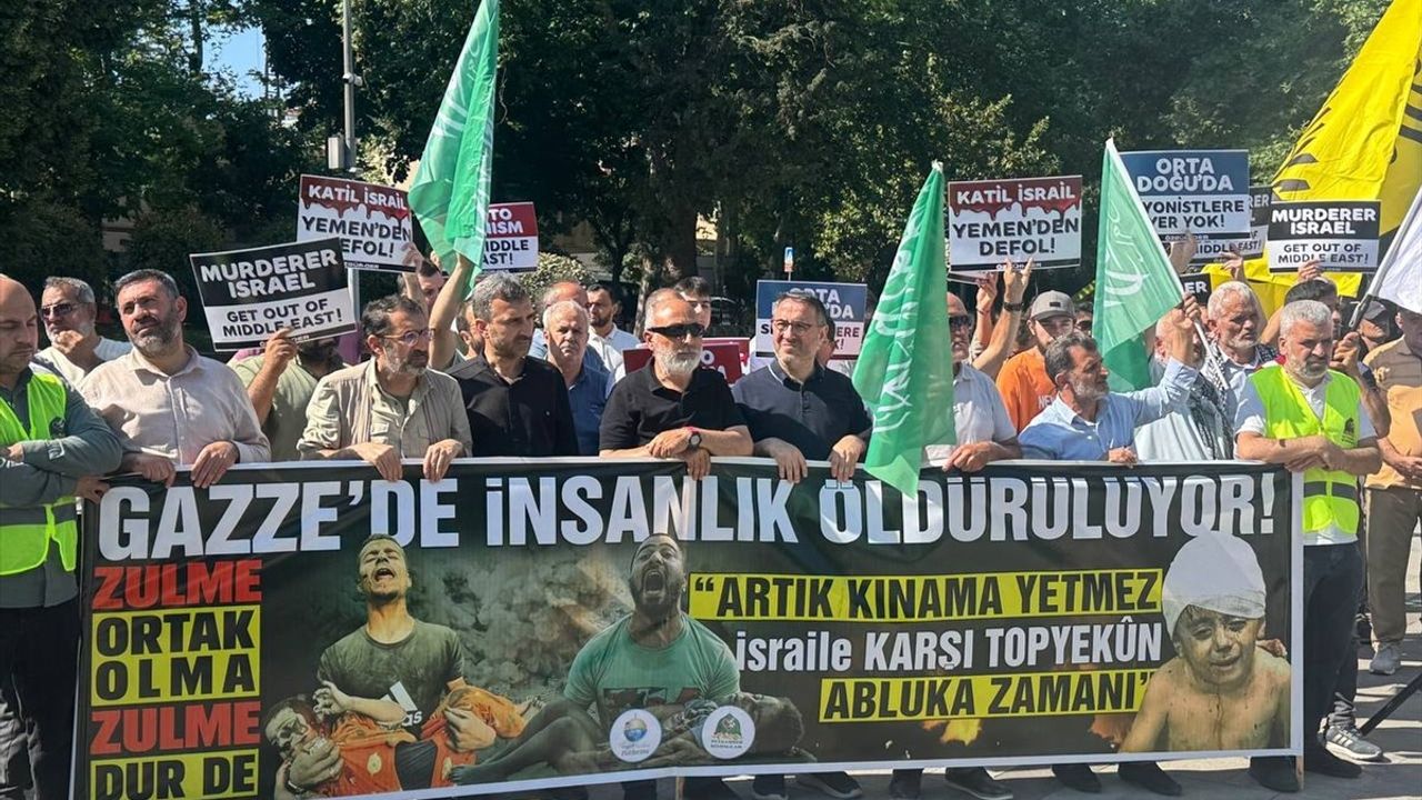 İstanbul'da İsrail'in Saldırıları Protesto Edildi