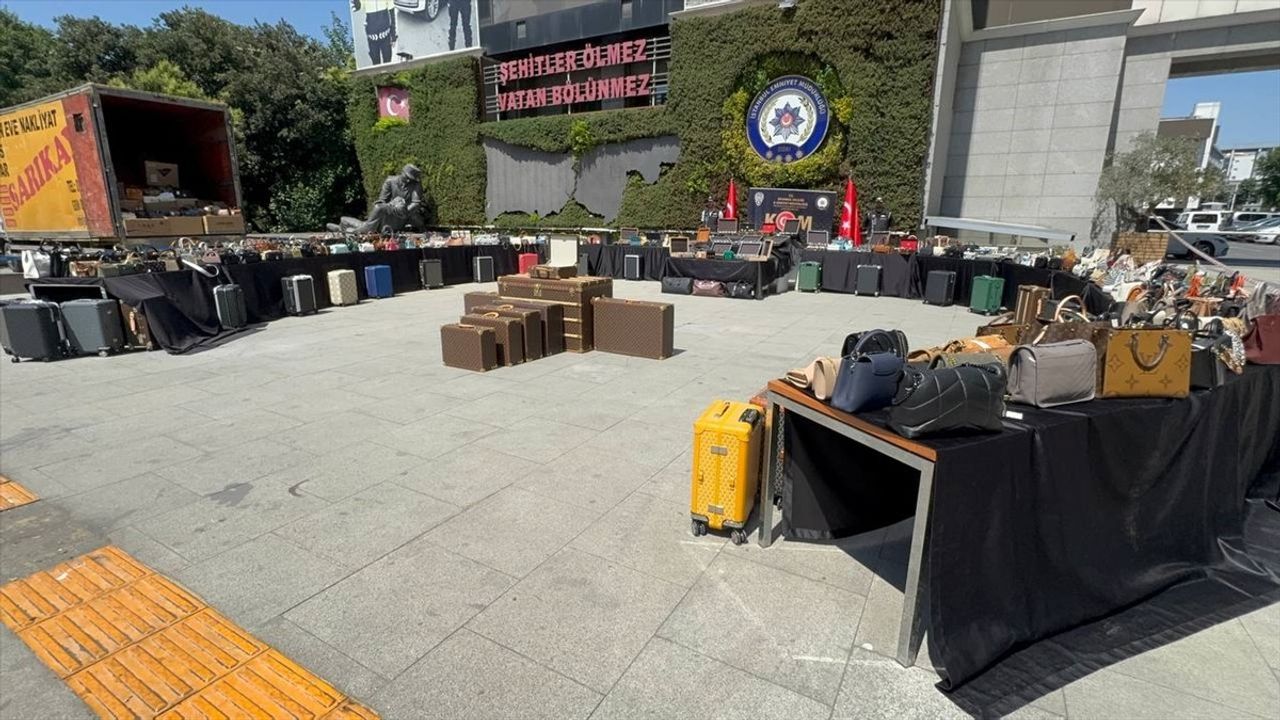 İstanbul'da Kaçak Çanta ve Saat Operasyonu: 3 Gözaltı