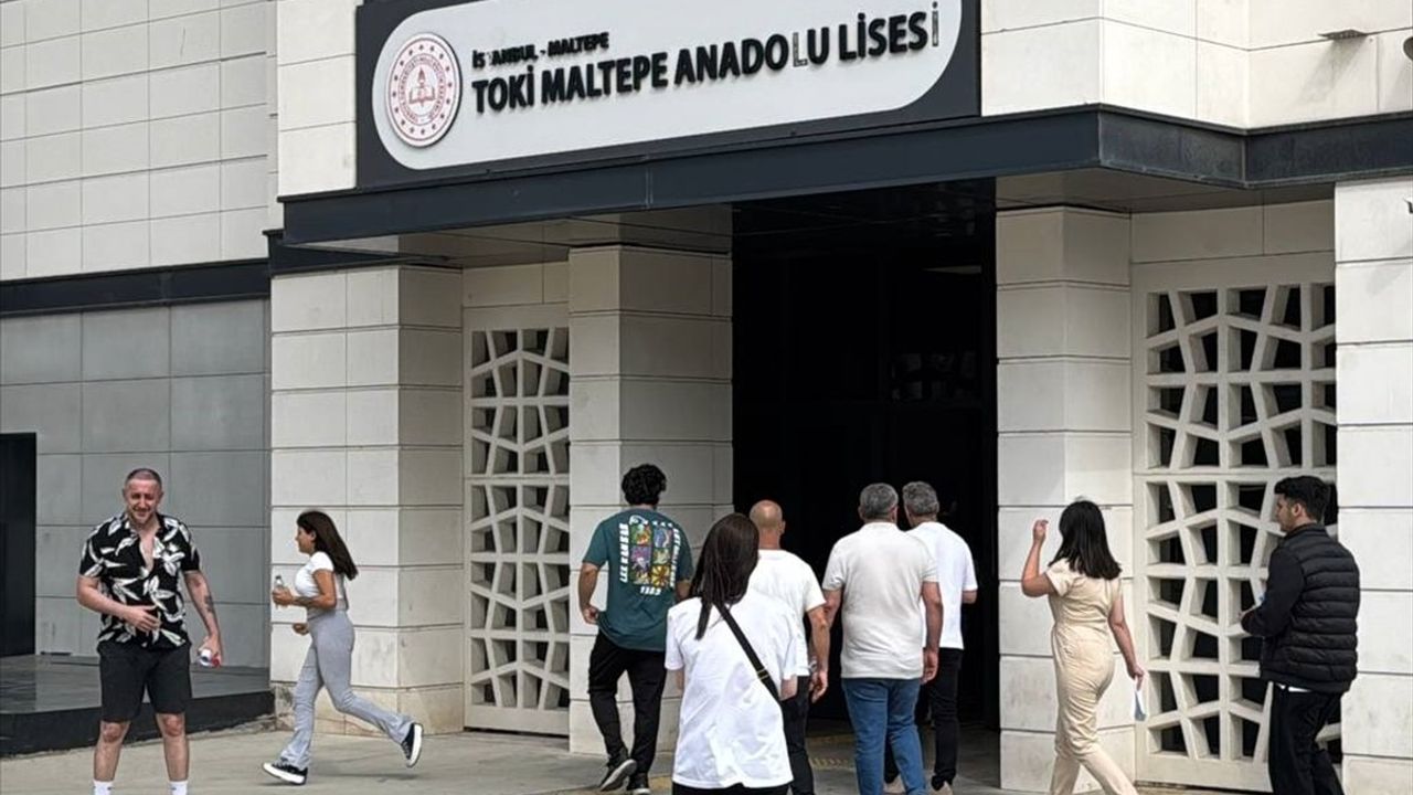 İstanbul'da Yükseköğretim Kurumları Sınavı (YKS) İlk Oturumu TYT Başladı