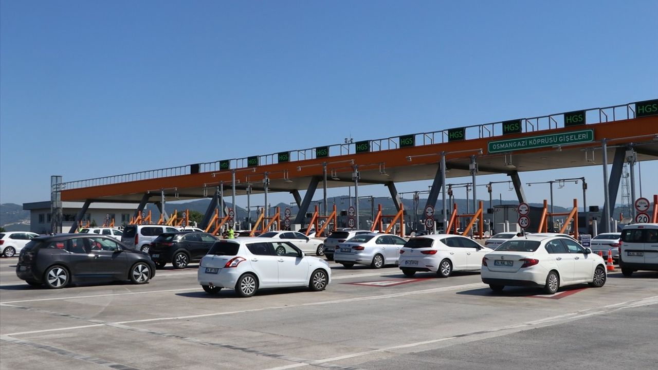 İstanbul-İzmir Otoyolu ve Osmangazi Köprüsü'nde Bayram Yoğunluğu Devam Ediyor