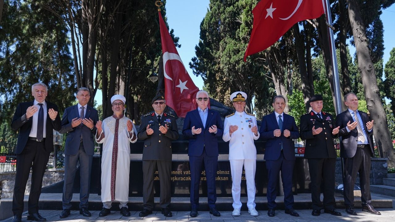 İstanbul Valisi Davut Gül, Edirnekapı Şehitliği'ni Ziyaret Etti