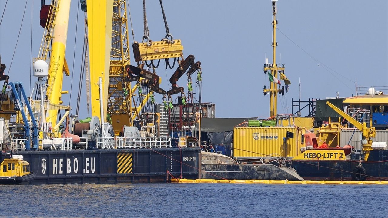 İtalya'da 7 Kişinin Hayatını Kaybettiği 'Bayesian' Lüks Yatının Enkazı Denizin Derinliklerinden Çıkarılıyor