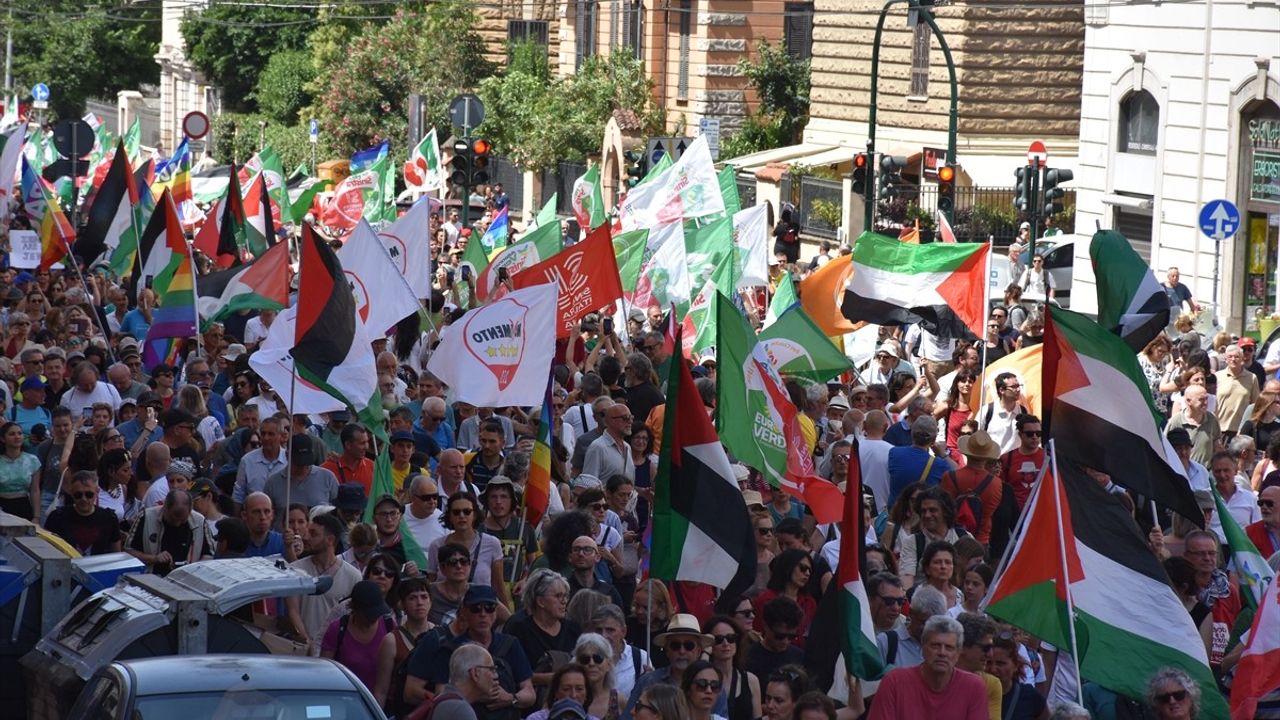 İtalya'da Muhalefet Partilerinden 'Gazze'de Katliamı Durdurun' Yürüyüşü