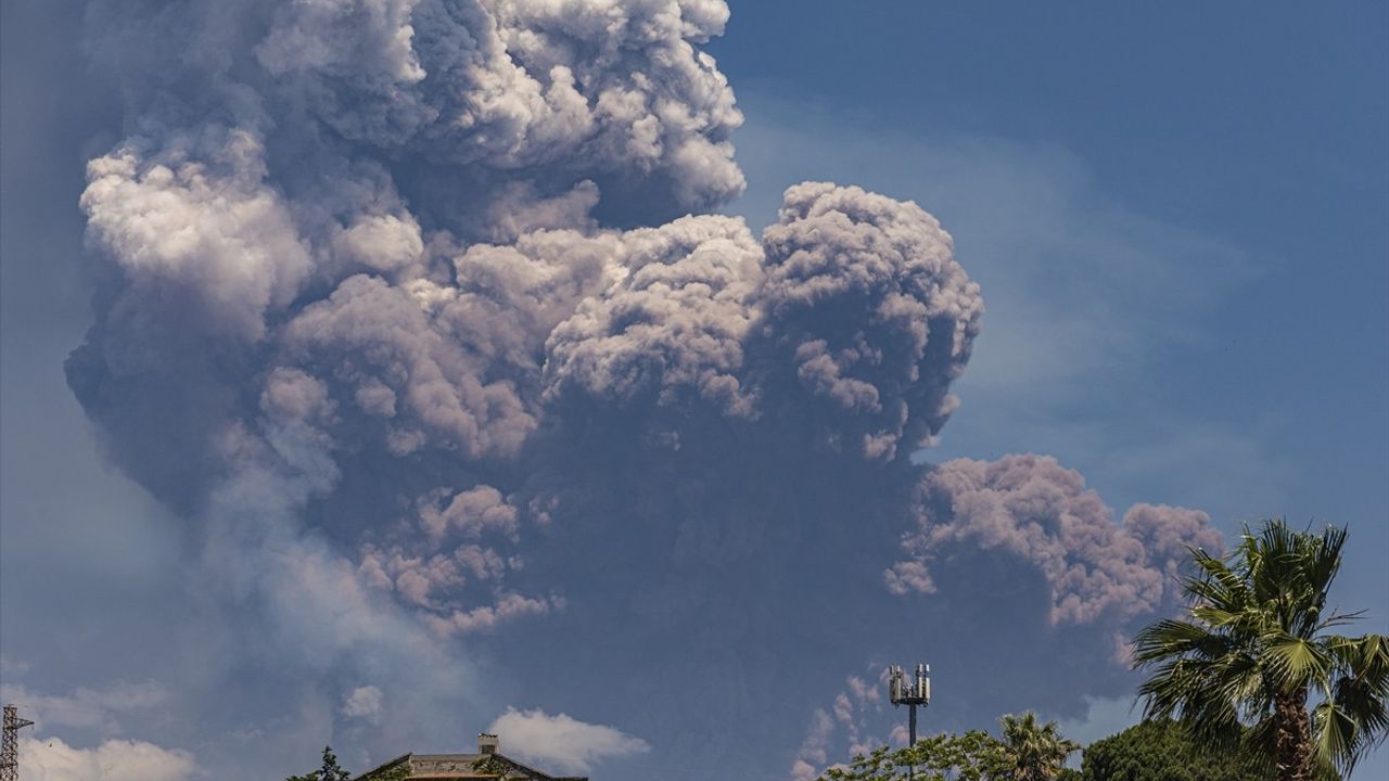 İtalya'nın Etna Yanardağı'nda Güçlü Patlama ve Kül Püskürmesi