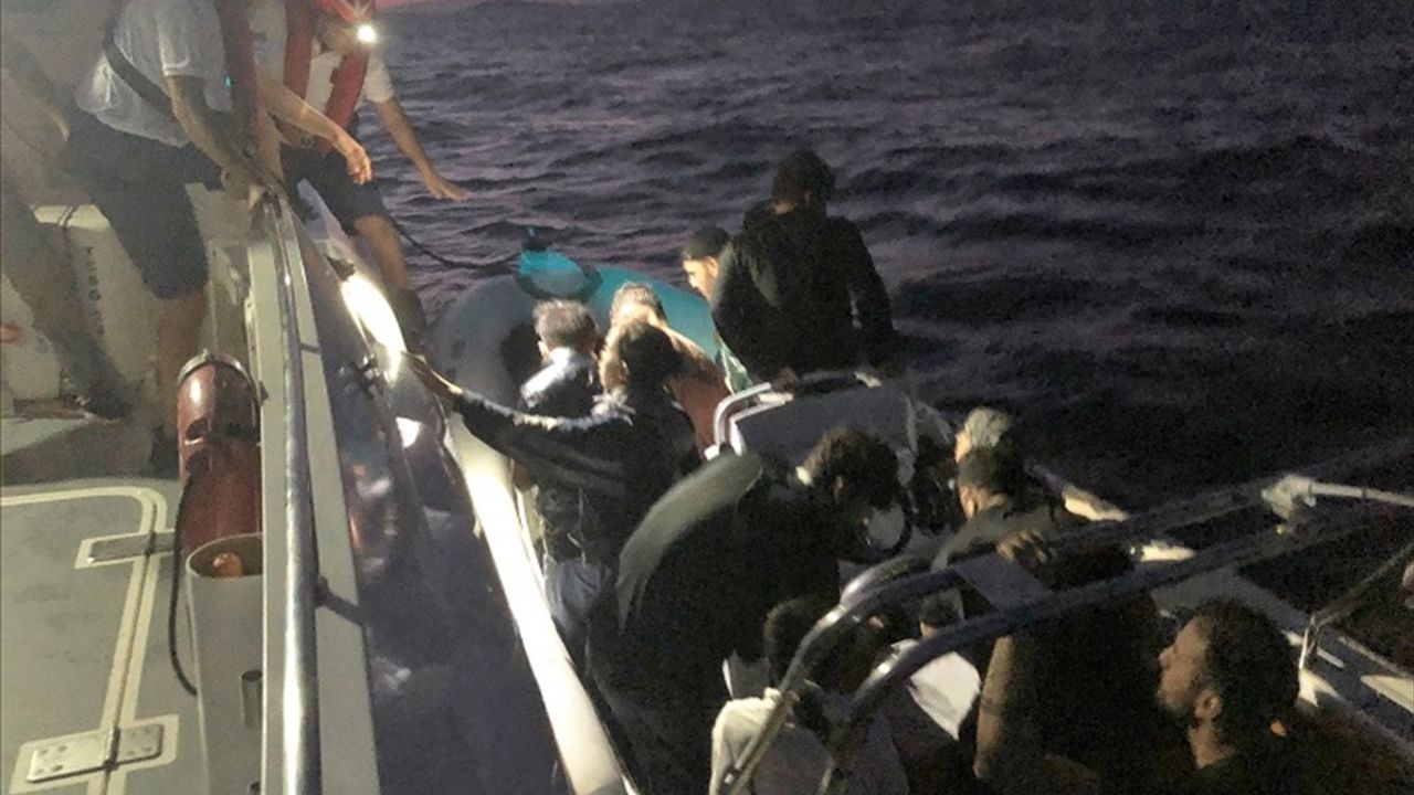 İzmir Açıklarında 30 Düzensiz Göçmen Kurtarıldı